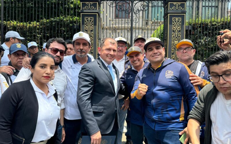 Manuel Merodio Reza, secretario general del CONDDE, participó en la manifestación con la Autónoma de Sinaloa